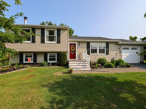 8420 Falcon Dr, Liverpool, NY 13090