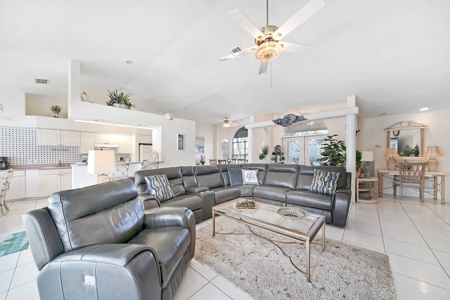 3 bed, 2.0 bath, 2098 sqft, $4,710 — Photo 3