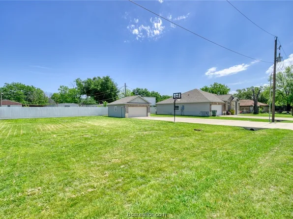 1106 Jennifer St, Madisonville, TX 77864