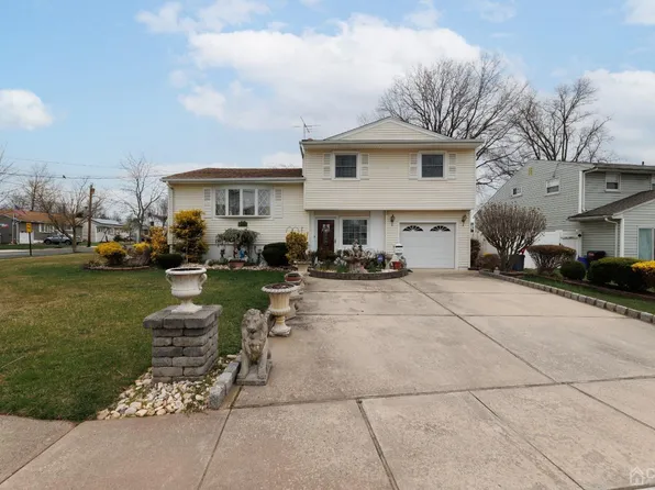 94 Tennyson St, Carteret, NJ 07008