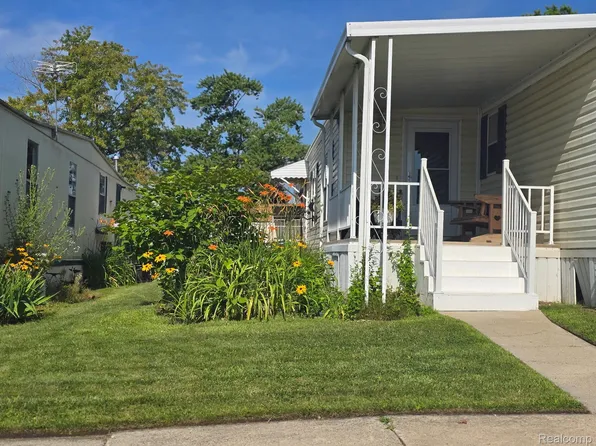 211 Pinewood Dr, White Lake, MI 48386