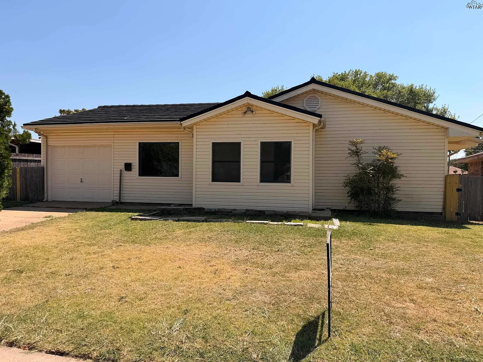 3 bed, 2.5 bath, 1420 sqft, $1,690 — Photo 1
