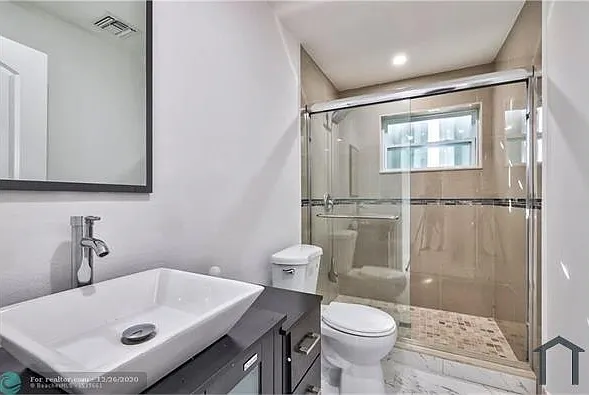 1389 W 33rd St — Photo 7