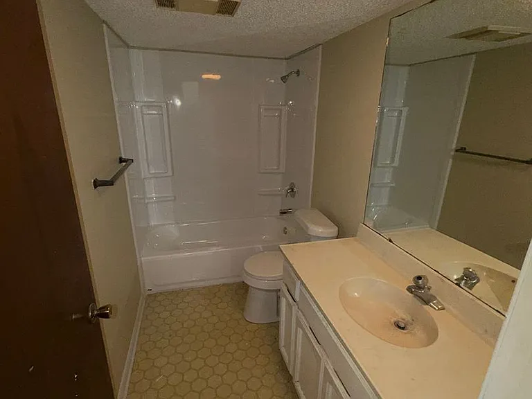 5118 Middlecoff Rd — Photo 3