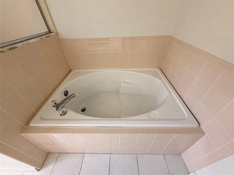 3010 Victoria Dr — Photo 32
