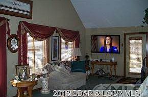 LARGE LIVING RM   VAULTED CLGS