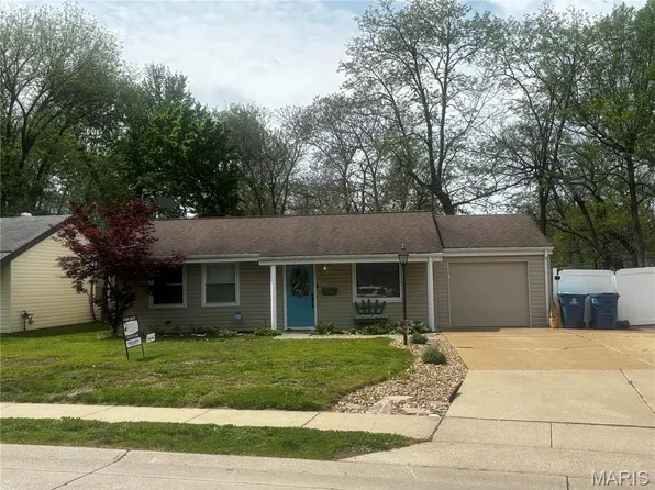12249 Bennington Pl, Maryland Heights, MO 63043