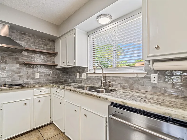 2445 Cricket Hollow St — Photo 11