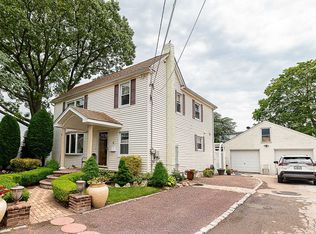 3 Fairway Dr, Inwood, NY 11096