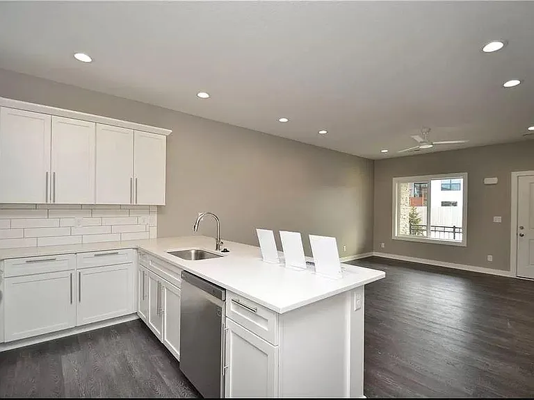 660 SE Greyson Ln — Photo 9
