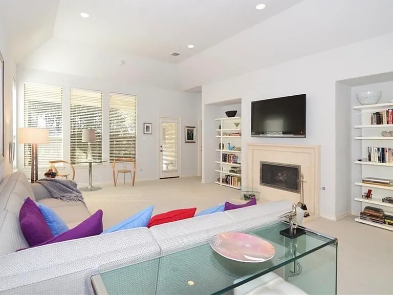 714 Pelican Hills Dr — Photo 4
