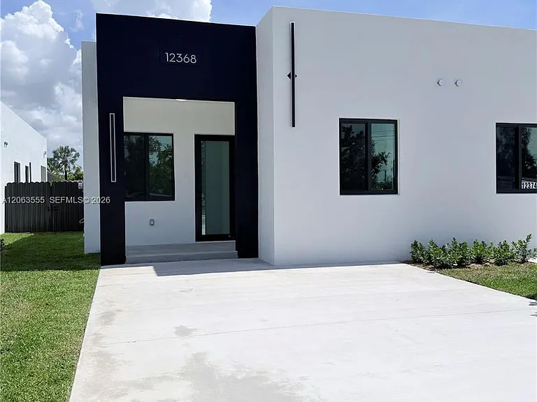 12368 SW 219th St — Photo 2