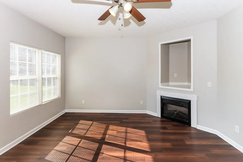 5 bed, 3.0 bath, 2844 sqft, $2,310 — Photo 4