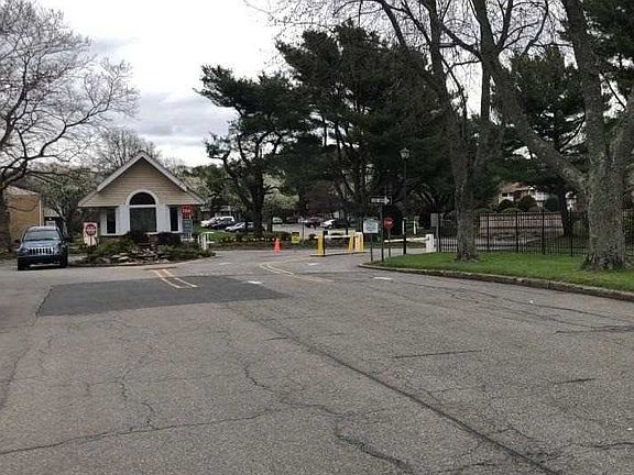 4th image of 306 Artist Lake Dr