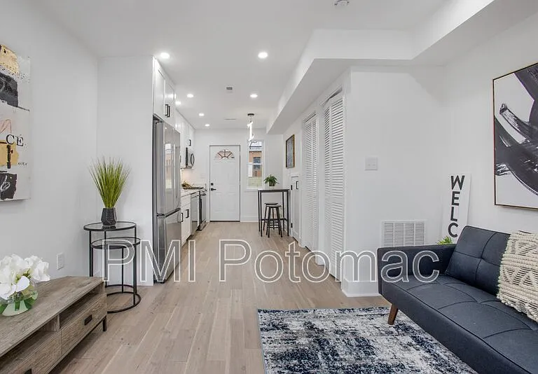 702 19th St NE — Photo 5