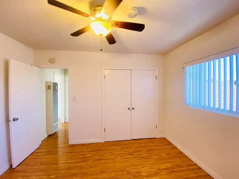 320 E Hyde Park Blvd — Photo 8