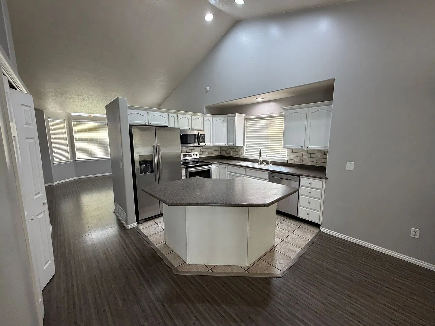 Beautiful 5 bedroom 3 1/2 bath home! — Photo 2