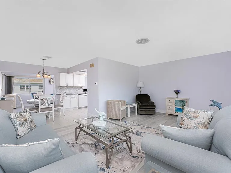 1720 Florence Ave — Photo 7