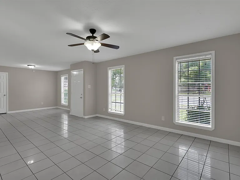 1018 Surrey Ct — Photo 5