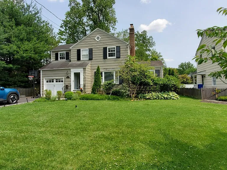 315 Clifton St — Photo 2