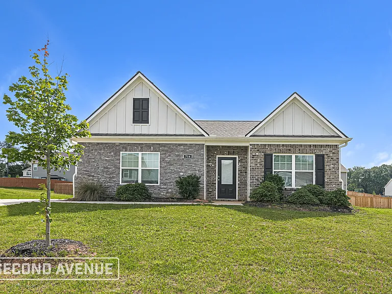 714 Woody Dr — Photo 1