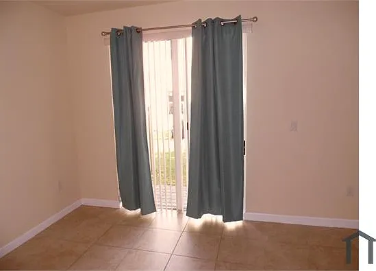 142 SE 28th Ter #12 — Photo 7