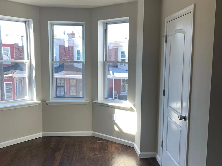 823 S Allison St — Photo 4