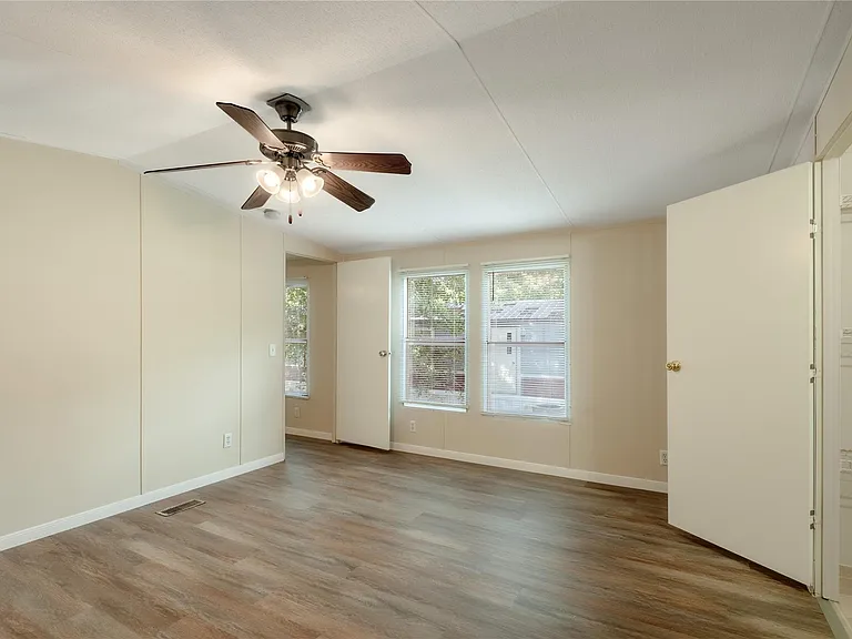 1961 Quality Blvd #12 — Photo 13