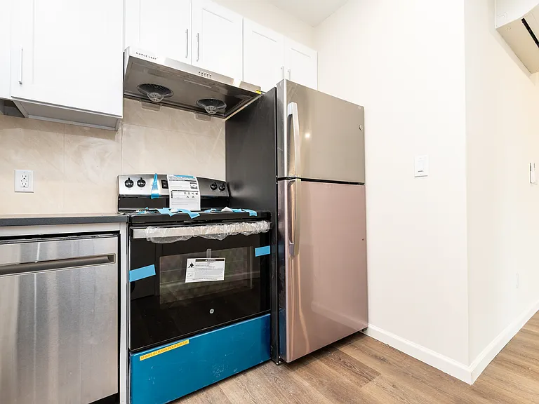 1652 E 14th St #302 — Photo 9
