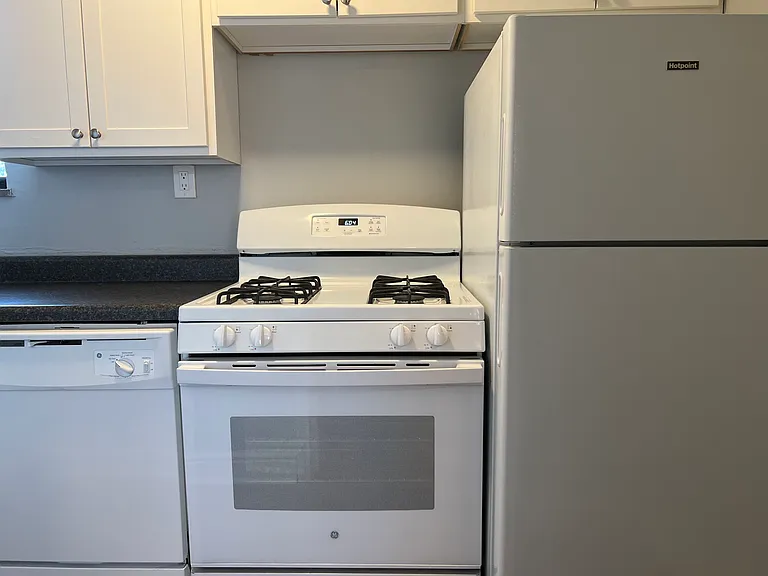 Royal Gardens Apartments — Photo 40