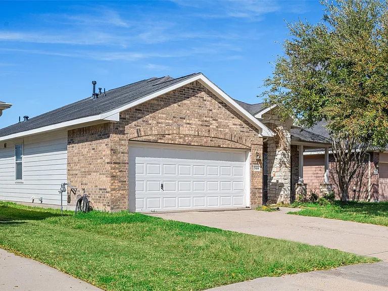 7414 Sabinal Creek Dr — Photo 3
