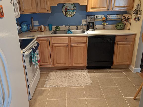 2nd image of 3612 Lakeshore Dr APT D6