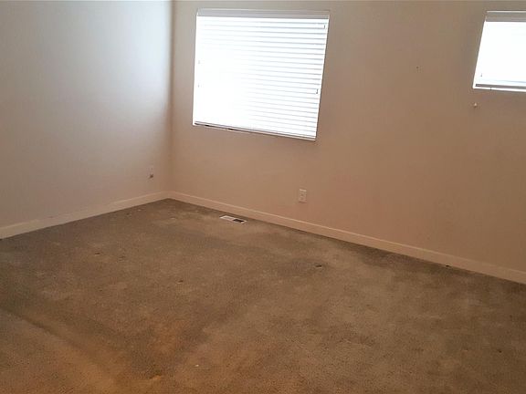 3rd image of 1465 52nd St NE