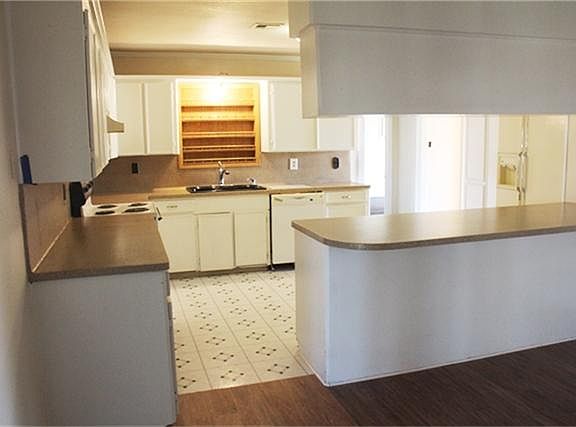 LARGE OPEN KITCHEN OFF OF BREAKFAST AREA