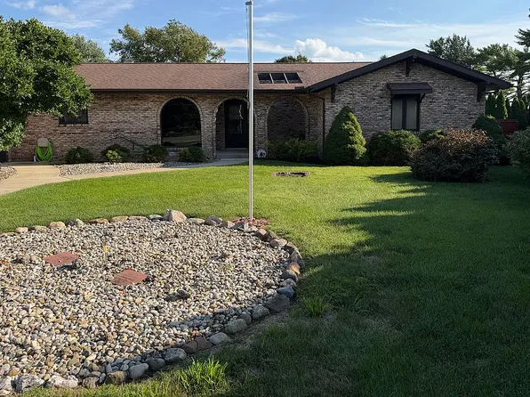 3 Bridle Ln, Pesotum, IL 61863