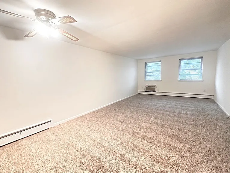 Karen Court Apartments — Photo 6