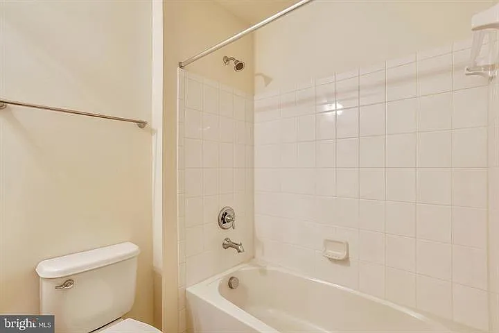 42243 Canary Grass Sq — Photo 11