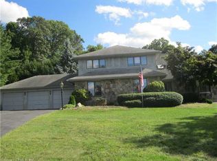 8 Hampton Dr, Manchester, CT 06040