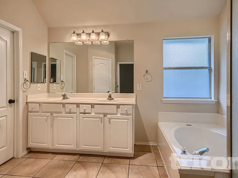 2217 Forest Park Cir — Photo 4