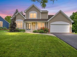 622 Wood Creek Dr, Island Lake, IL