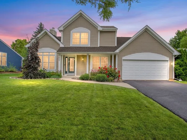 622 Wood Creek Dr, Island Lake, IL 60042