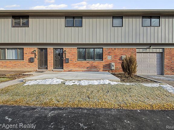 2nd image of 152 E Hickory Grove Rd