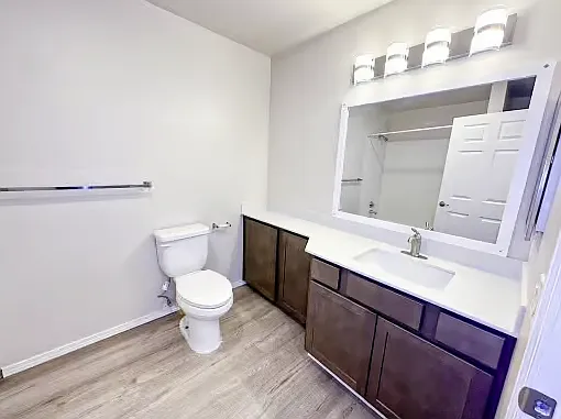 Colby Crest Apartments — Photo 9