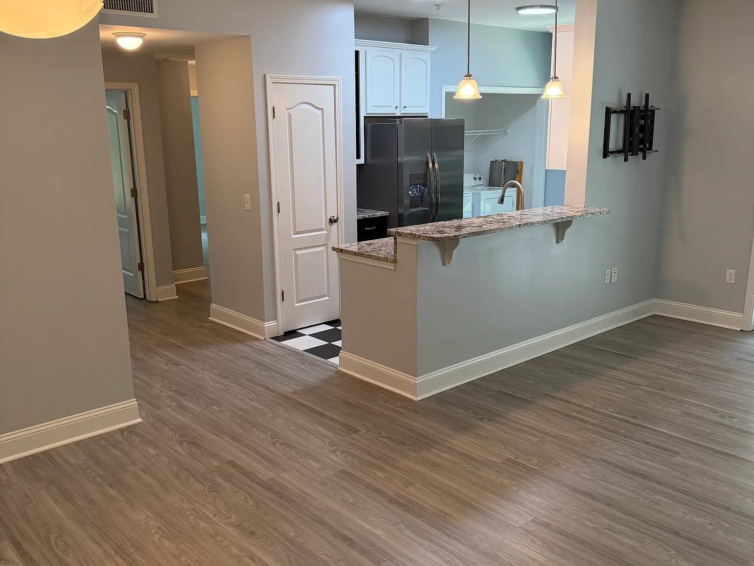 2 bed, 1000 sqft, $1,565 — Photo 3