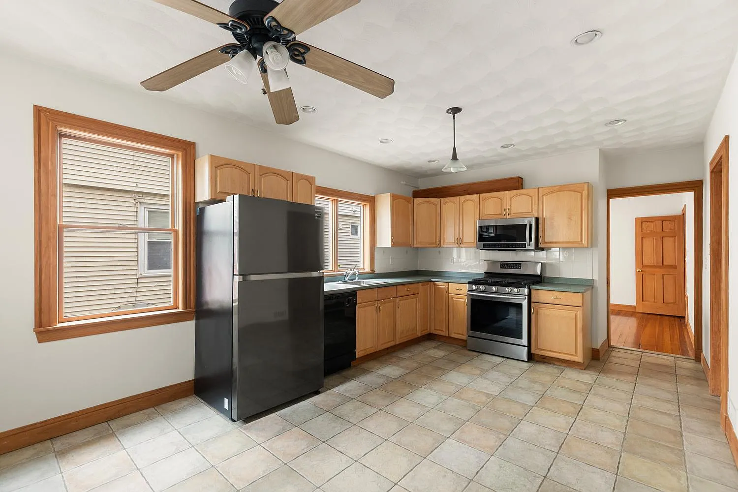 3 bed, 1150 sqft, $2,999 — Photo 1
