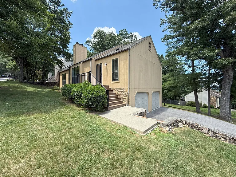 4554 Summerset Dr — Photo 2