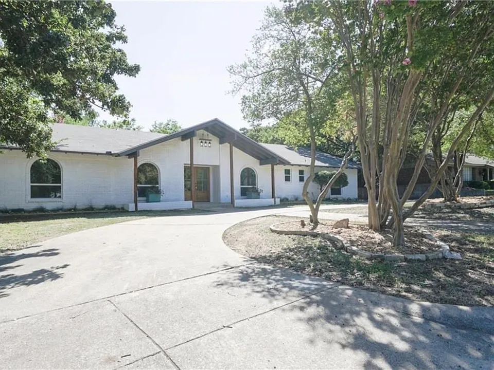 4704 Woodside Dr