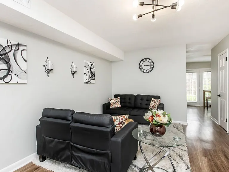 550 Whispering Hills Dr — Photo 4