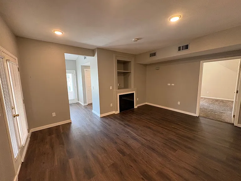 1002 Lucca Dr — Photo 3