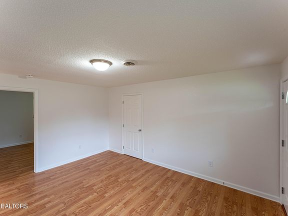 5th image of 2182 Lakeview Rd